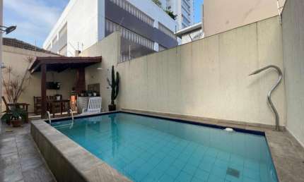 Sobreposta baixa reformada e aconchegante com piscina e churrasqueira no Embare!
