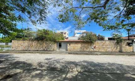 Linda Casa com 05 quartos 03 suítes, terreno 754m2 no Jiquiá