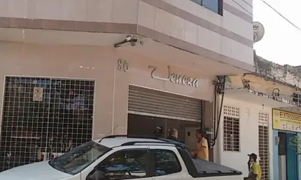Prédio comercial bem localizado no bairro de areias