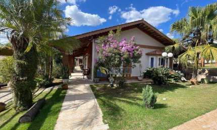 CASA para VENDA/LOCAÇÃO em COND. FECHADO em ATIBAIA com 3 Dorms, Piscina, Área Gourmet, Amplo Quintal Gramado no CONDOMÍNIO FECHADO CLUBE SHAMBALA 1