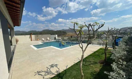 Maravilhosa Casa à Venda com 4 Suítes, Churrasqueira Integrada a Belíssima Área da Piscina no Condomínio Tipo Clube Vale das Águas!!