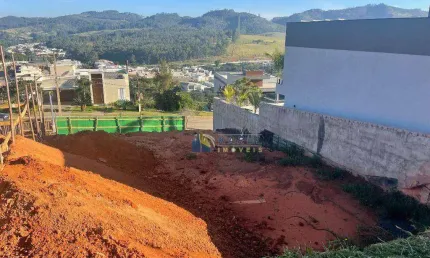 Terreno à Venda de 482m² em Aclive na Alameda das Figueiras no Condomínio Tipo Clube Vale das Águas!!