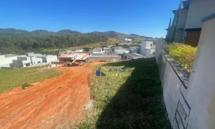 Terreno à Venda de 612m² no Condomínio Vale das Águas em Bragança Paulista!!