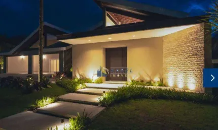 Casa térrea de alto padrão (3 degraus da sala para os quartos), amplamente reformada, localizada no condomínio
