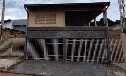 Casa á venda, com 3 quartos, garagem para 2 carros próximo a Avenida Pinheiro Machado