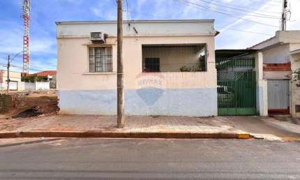 casa a venda em Vila Falcão, 3 quartos, 2 banheiros, 3 vagas de garagem, próximo a Paróquia S. Benedito
