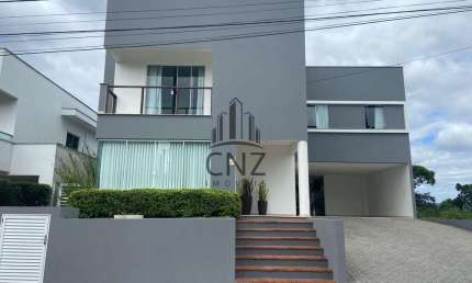 Encante-se com esta linda casa à venda no bairro Primeiro de Maio em Brusque/SC! Uma residência única, cheia de vida e luz natural, com 3 suítes, 3 salas, 2 banheiros, 4 vagas de garagem e 240m² de ár