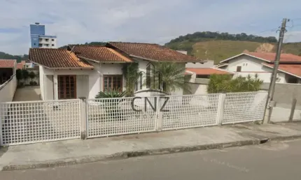 Casa à venda: Residência com 2 quartos sendo uma suíte e garagem em Dom Joaquim, Brusque-SC. 120m2, cozinha planejada, lavanderia ampla.