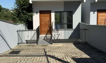 Imperdível casa à venda em Brusque-SC, bairro Águas Claras! 3 quartos, 1 suíte, 2 salas, 2 banheiros, 2 vagas, 80m².