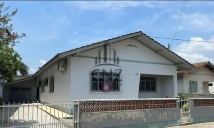 Imperdível oportunidade: Casa à venda em Brusque-SC, bairro São Luiz! 3 quartos, 1 suíte, 1 sala, 3 banheiros, 3 vagas, 110m².