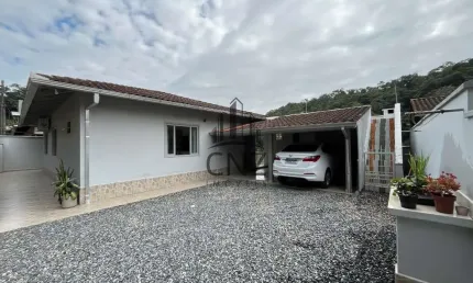 Imperdível! Casa à venda em Brusque-SC, bairro Azambuja: 3 quartos, 1 suíte, 2 salas, 2 banheiros, 2 vagas, 140,10 m².