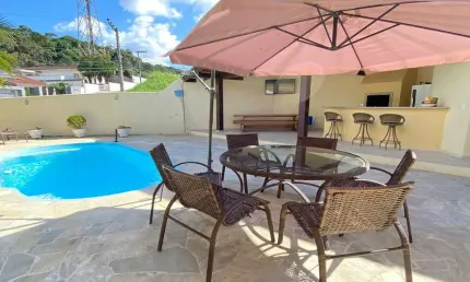 Imperdível! Casa à venda no Centro I em Brusque-SC: 4 quartos, 1 suíte, 2 salas, 3 banheiros, 5 vagas de garagem, 294,69m².