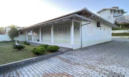 Imperdível Casa à Venda em Brusque-SC - 3 Quartos, 1 Suíte, 3 Banheiros, 2 Vagas - 450m² no Jardim Maluche!