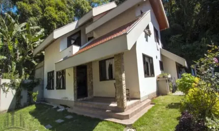 Casa à venda no bairro Santa Rita em Brusque-SC: 3 quartos, 1 suíte, 3 banheiros, 2 vagas de garagem, 250m² de área