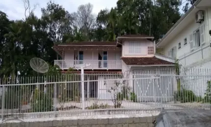 Casa à venda em Brusque - SC, bairro Primeiro de Maio: 5 quartos, 2 suítes, 3 banheiros, 1 vaga, 195m²!