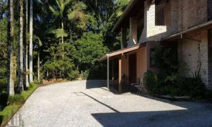 Imperdível oportunidade de investimento em Brusque-SC: Casa de luxo com 4 quartos, 2 suítes, 2 banheiros, 2 vagas de garagem e 400m² no Centro.