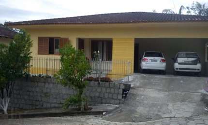Casa à venda em Brusque-SC, bairro Nova Brasília: 3 quartos, 1 suíte, 2 banheiros, 2 vagas de garagem, 143m².