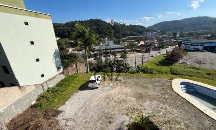 Casa Comercial para Locação em Brusque-SC, Bairro São Pedro: 3 Banheiros e 450m² de Área!
