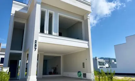 Casa em condomínio fechado com 3 quartos à venda na Avenida Deltaville, 360, Beira Rio, Biguaçu por R$ 1.500.000