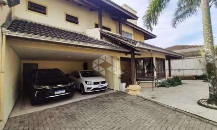 CASA À VENDA EM JOINVILLE COM 297M² - 3 QUARTOS, 6 BANHEIROS E PISCINA