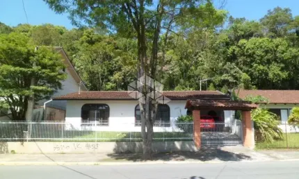 OPORTUNIDADE IMPERDÍVEL - CASA À VENDA EM JOINVILLE COM EXCELENTE LOCALIZAÇÃO! POSSUI 3 QUARTOS, 1 SUÍTE + EDÍCULA