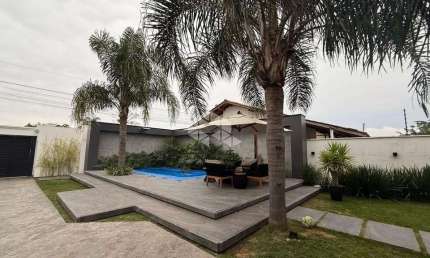 CASA ALTO PADRÃO COM PISCINA E MOBILIADA EM TIJUCAS - PRONTA PARA MORAR!