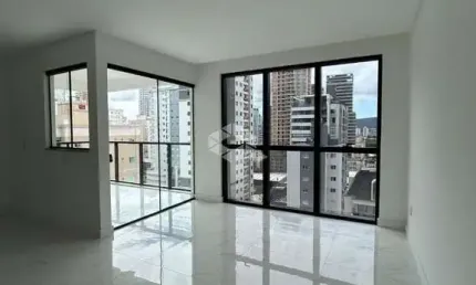 Apartamento com ótima localização na meia praia - itapema