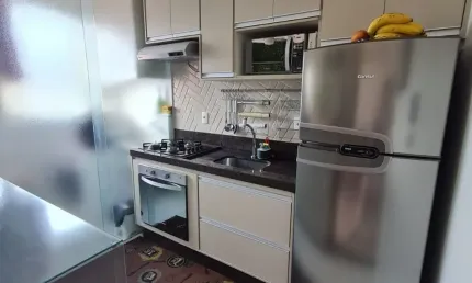 Apto diferenciado , com armário embutido em um dormitório