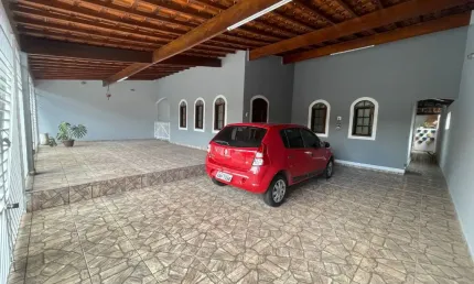 Linda casa , com excelente acabamento , com edícula comple
