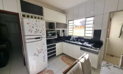 Linda casa , com cozinha planejada , boa localização, próxima de mercado , açougue, farmácia