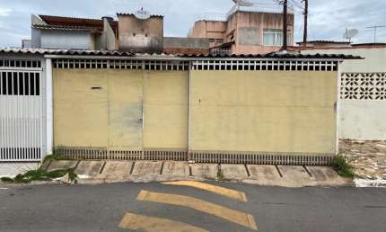 NA QR 406 - CASA DE 03 QUARTOS - ÓTIMA LOCALIZAÇÃO - QD. VALORIZADA. AC. FINANC.