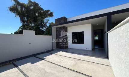 Com 2 suítes, piscina, lareira e jardim de inverno à 300m do mar