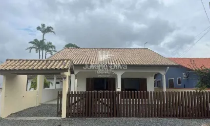 Casa com 1 suíte a 370m do mar, barra do saí - itapoá/sc