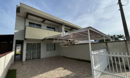 Sobrado à 210m do mar com 3 quartos na Barra do Saí