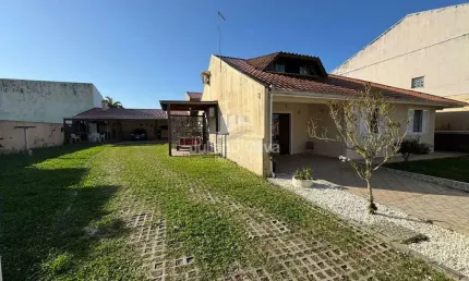 Imóvel Amplo: Casa + Sobrado em Terrenos Unificados à 190m do Mar