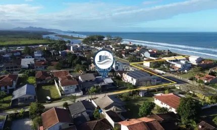 Casa com amplo terreno à 230 metros do mar - barra do sai