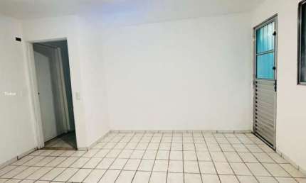 Casa com 03 cômodos para alugar em Santana de Parnaíba - SP