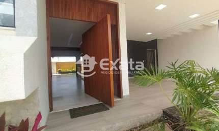 Sobrado com 03 suites, 4 vagas de garagem e piscina