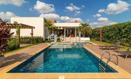 Casa Terrea de Alto Padrao no Village Ipanema – Porteira Fechada!