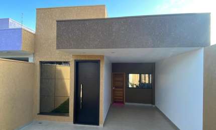 Linda casa toda no porcelanato, com bom espaço e box no banheiro