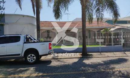 Casa Excelente Padrão sendo 3 Quartos Residencial / Comercial locada para pequenos comércios