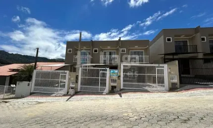 Sobrado geminado à venda no bairro São João em Brusque/SC