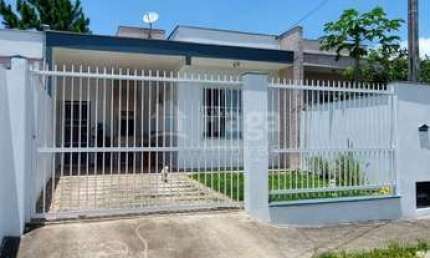 Casa a venda no bairro Itacolomi em Balneário Piçarras/SC
