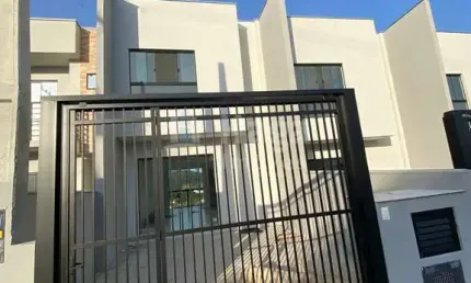 Sobrado triplex à venda no bairro Dom Joaquim em Brusque/SC