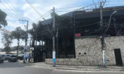 Ótimo ponto, 100 carros por minutos passam na porta.