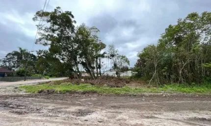 Terreno de esquina medindo 372m² no balneário brandalize