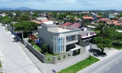 Sobrado de alto padrão com piscina e 436m², construído sobre terreno de 720m²