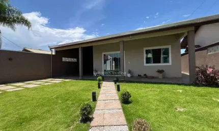 Excelente casa com amplo espaço de terreno, apenas 300m do mar!