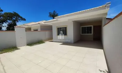 Casa nova com 03 dormitórios (01 suíte) á 400 metros da praia