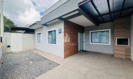 Casa Com 03 Dormitórios (Sendo 01 Suíte) No Balneário Saí Mirim!